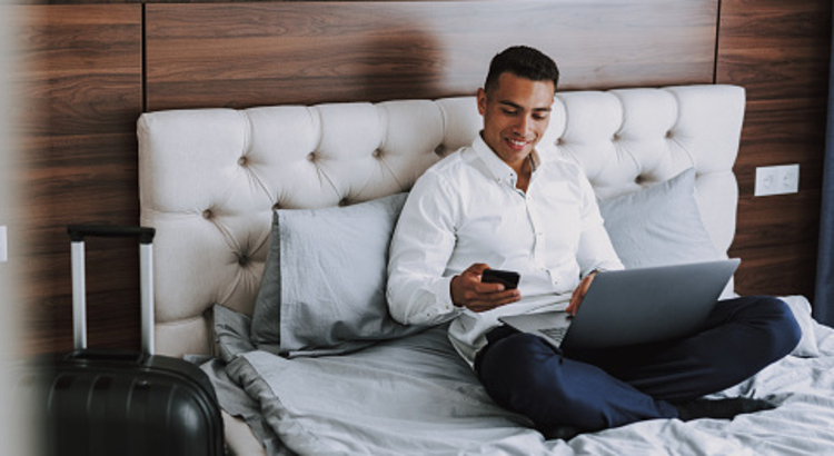 Hotelzimmer Laptop Bett Geschäftsreise