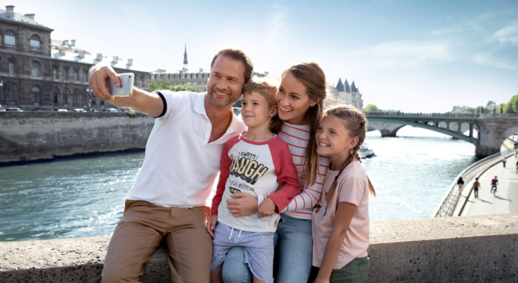 A-ROSA SN_PARIS_FAMILIE_BRUECKE_SELFIE.jpg