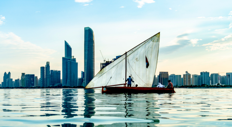 Abu Dhabi Boot vor Hochhauskulisse DCT Abu Dhabi.jpg
