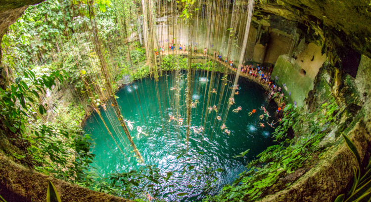 Mexiko Chichen Itza Cenote iStock Alex_Blackbird.jpg