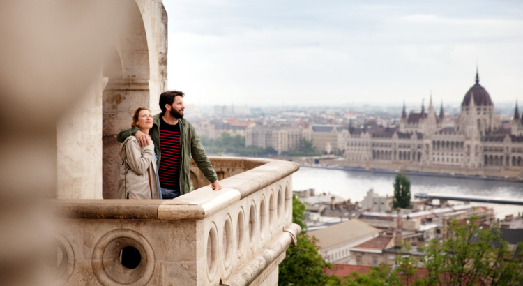 A-ROSA DO_BUDAPEST_FISCHERBASTEI_PARLAMENT_AUSBLICK_PAAR_SIGHTSEEING.jpg
