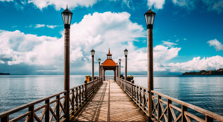 Der Pier am Ufer des Llanquihue-Sees Chile